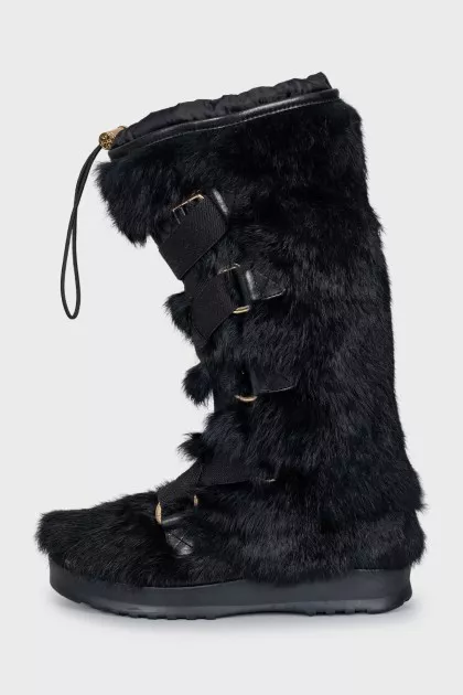 Insulated boots decorated with fur