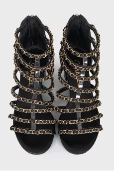 Leather sandals with chains