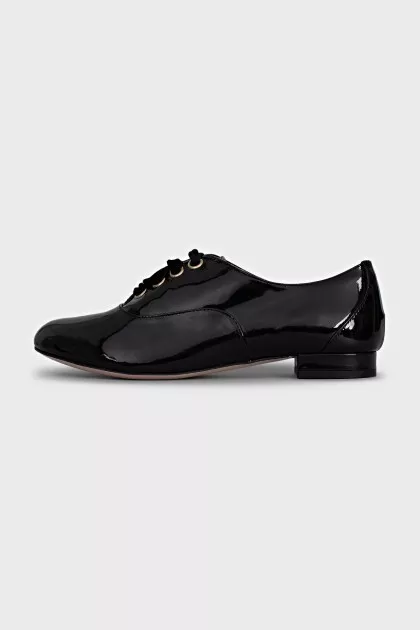 Patent leather lace-up shoes