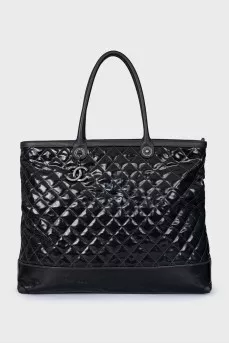 Quilted leather bag with brand logo