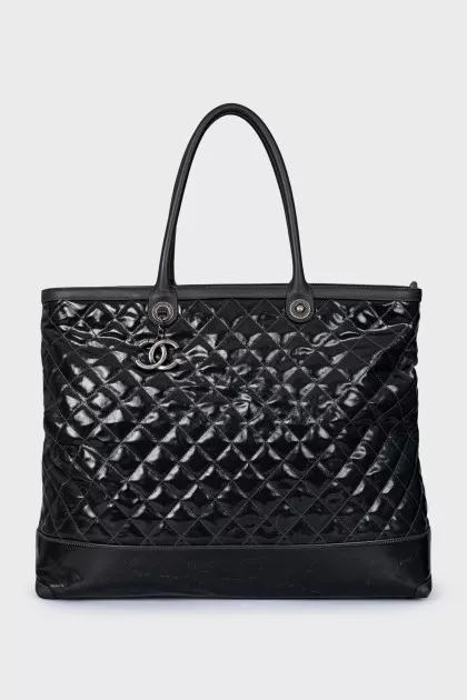 Quilted leather bag with brand logo