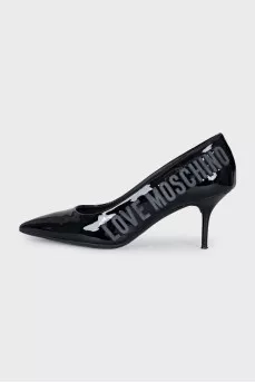 Patent leather shoes with logo