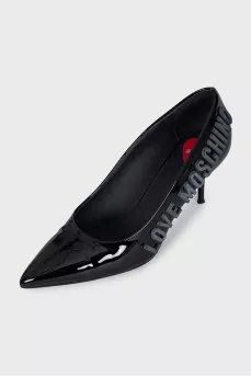 Patent leather shoes with logo