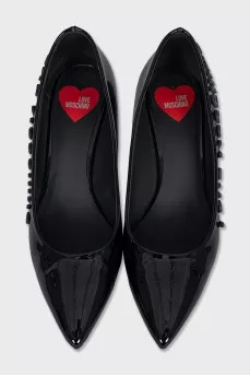 Patent leather shoes with logo