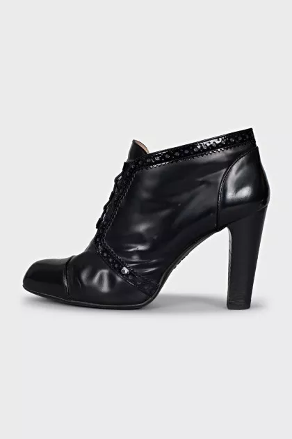 Leather ankle boots with laces