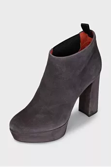 Suede ankle boots with no heel closure