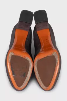 Suede ankle boots with no heel closure