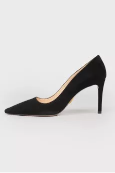 Shoes with a sharp nose on a stiletto