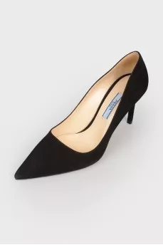 Shoes with a sharp nose on a stiletto