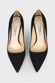 Shoes with a sharp nose on a stiletto
