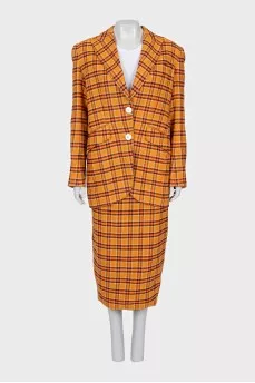Suit consisting of a jacket and skirt with a slit