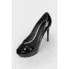 Open toecap patent leather heels 