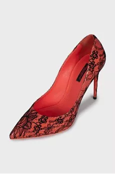 Leather pumps decorated with lace