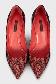 Leather pumps decorated with lace