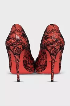 Leather pumps decorated with lace