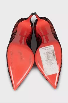 Leather pumps decorated with lace