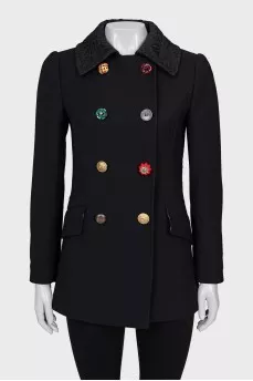 Fitted coat with an accent fastening