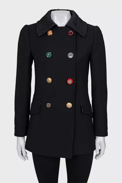 Fitted coat with an accent fastening