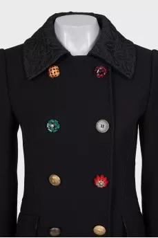 Fitted coat with an accent fastening