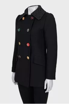 Fitted coat with an accent fastening
