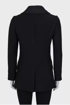 Fitted coat with an accent fastening