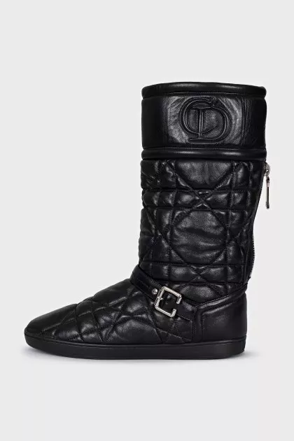 Quilted black boots