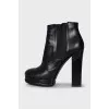 Leather ankle boots with elastic bands