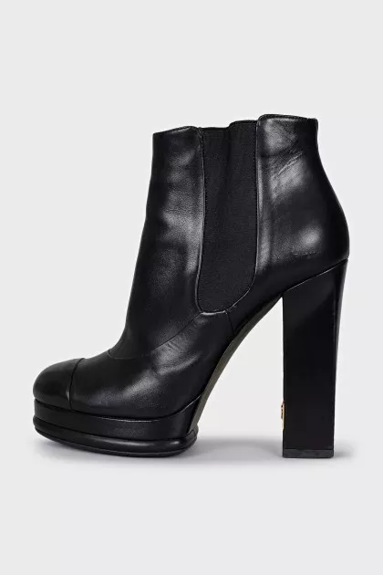 Leather ankle boots with elastic bands