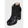 Leather ankle boots with elastic bands