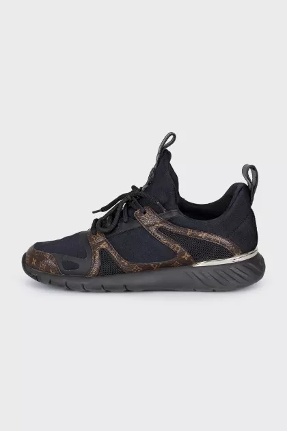 Sneakers decorated with printed canvas