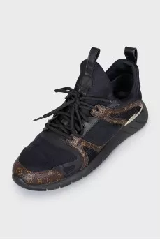 Sneakers decorated with printed canvas