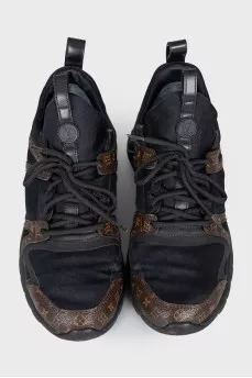 Sneakers decorated with printed canvas