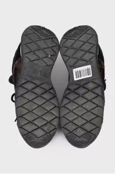 Sneakers decorated with printed canvas