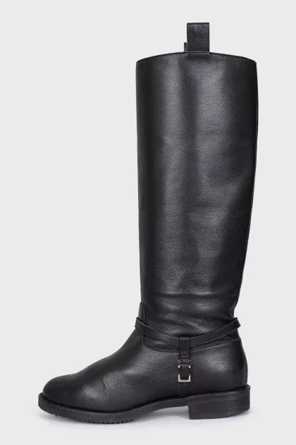 Leather boots insulated with fur