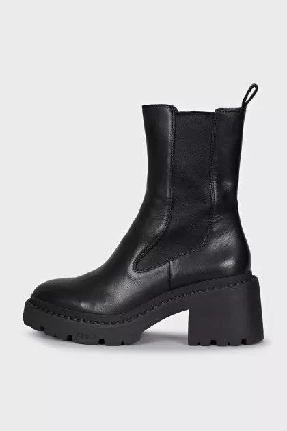 Leather boots with a stable heel