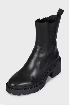 Leather boots with a stable heel