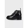 Patent leather boots with logo