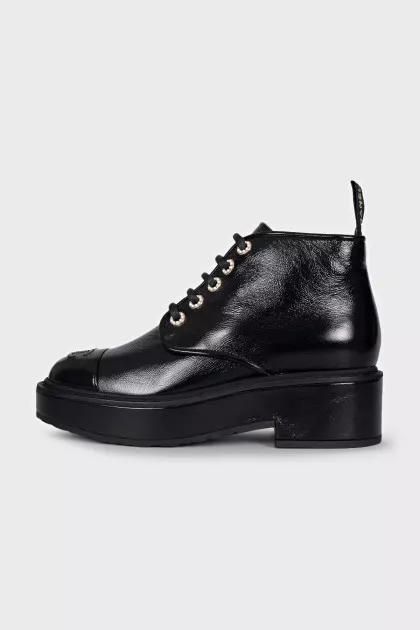 Patent leather boots with logo