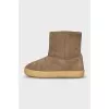 Suede boots insulated with fur