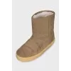 Suede boots insulated with fur