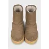 Suede boots insulated with fur