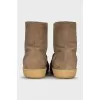 Suede boots insulated with fur