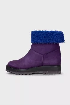 Suede boots insulated with fur