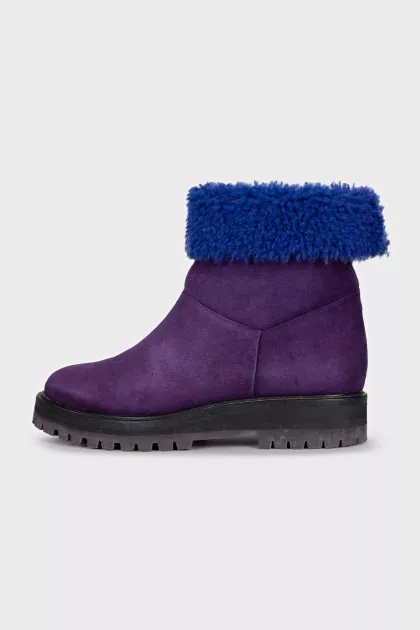 Suede boots insulated with fur