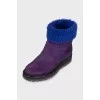 Suede boots insulated with fur
