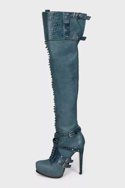 Leather over-the-knee boots decorated with buckles