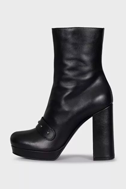 Leather ankle boots decorated with a strap