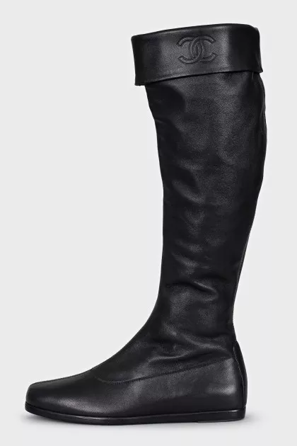 Leather boots with flat soles