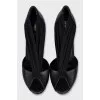 Leather shoes with textile inserts