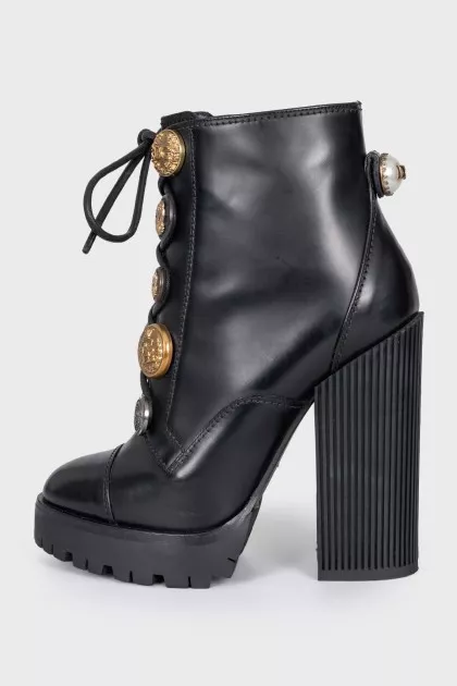 Ankle boots decorated with buttons